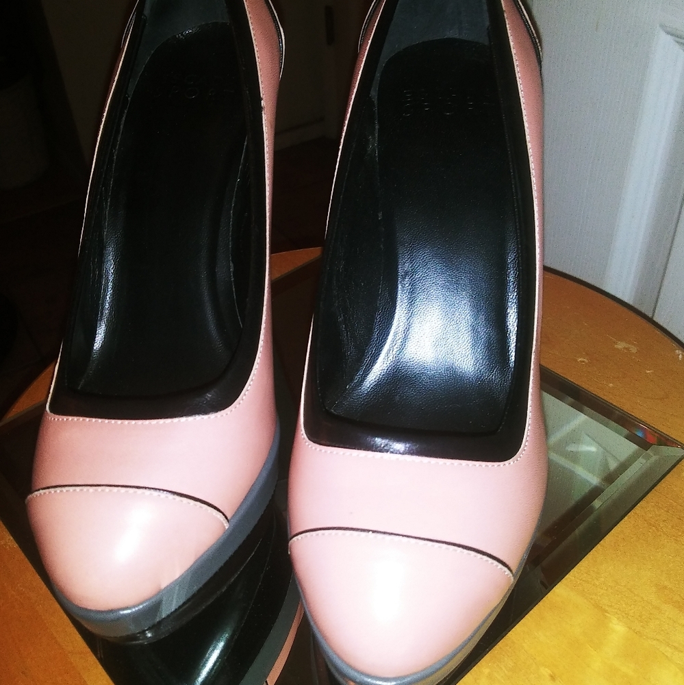 Escada sz7 wedge platform pumps never worn